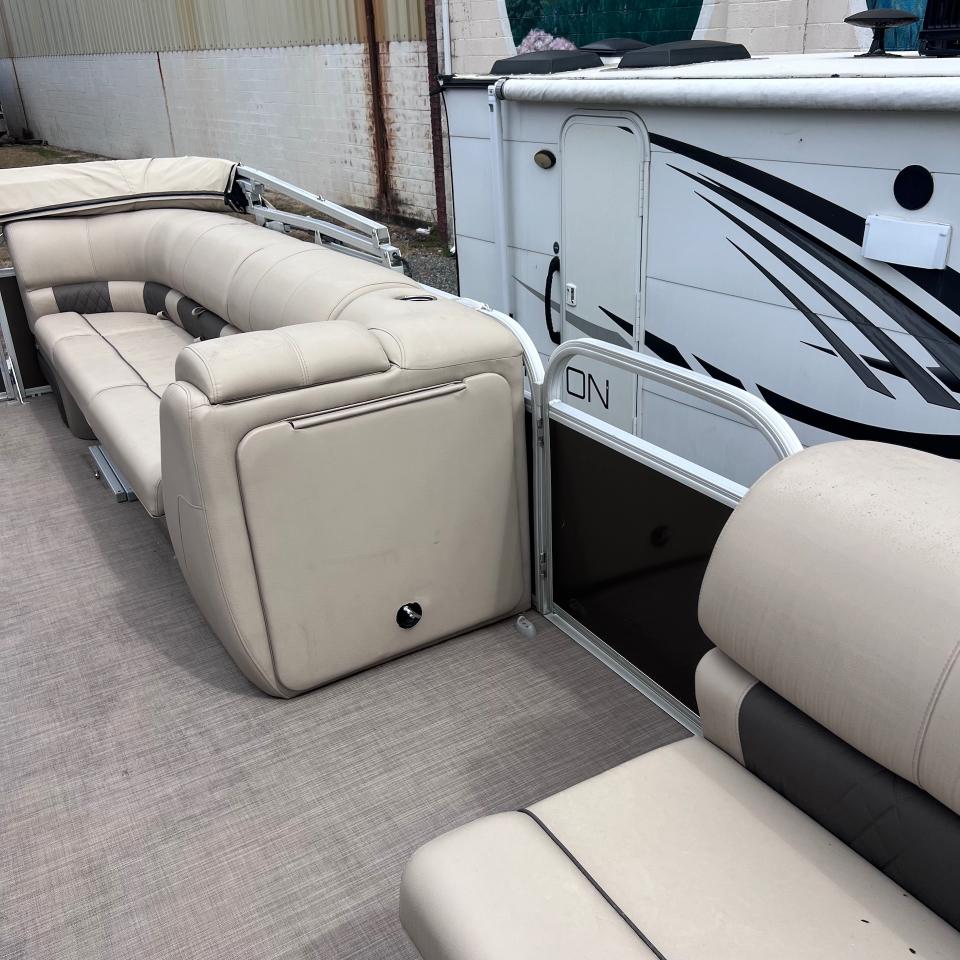 Sun Tracker Party Barge  2020