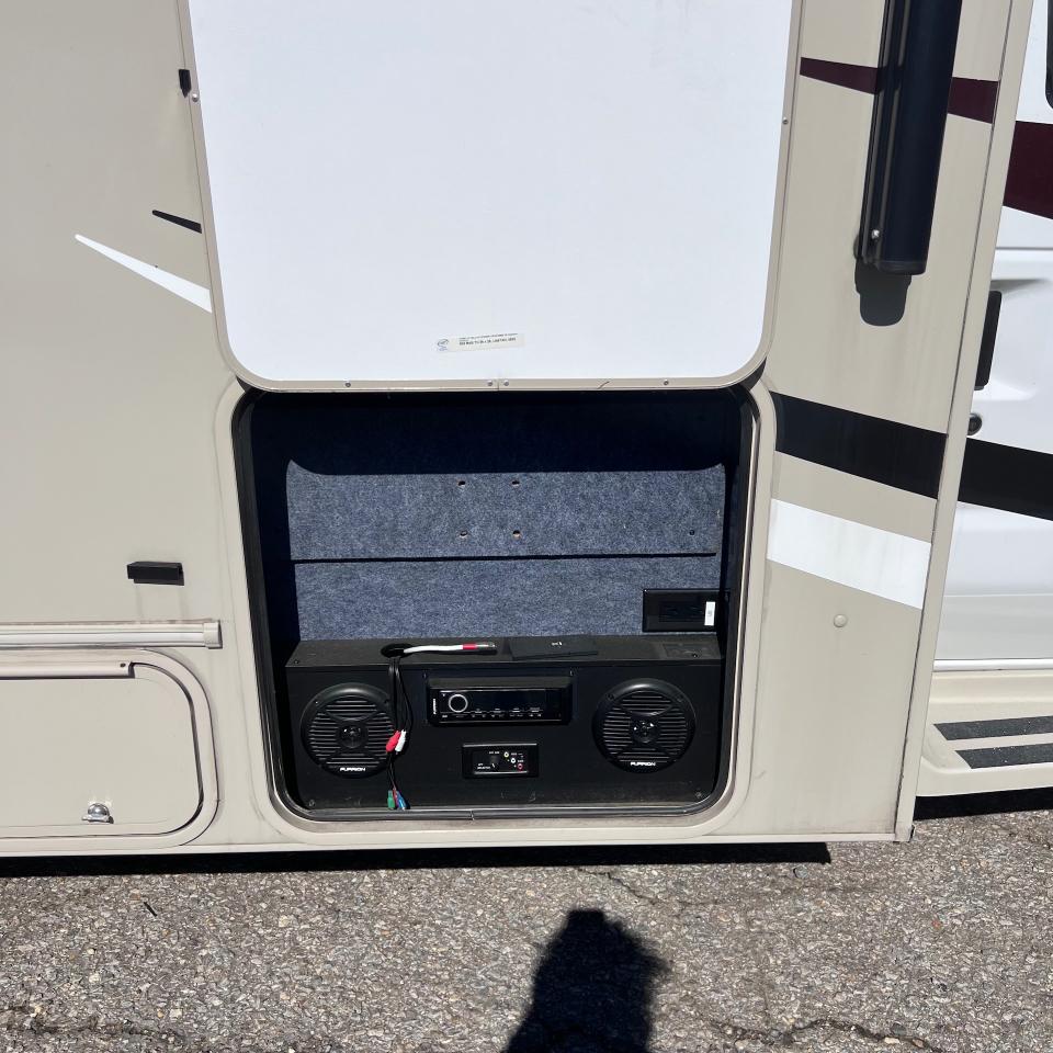 Coachmen Leprechaun  2017