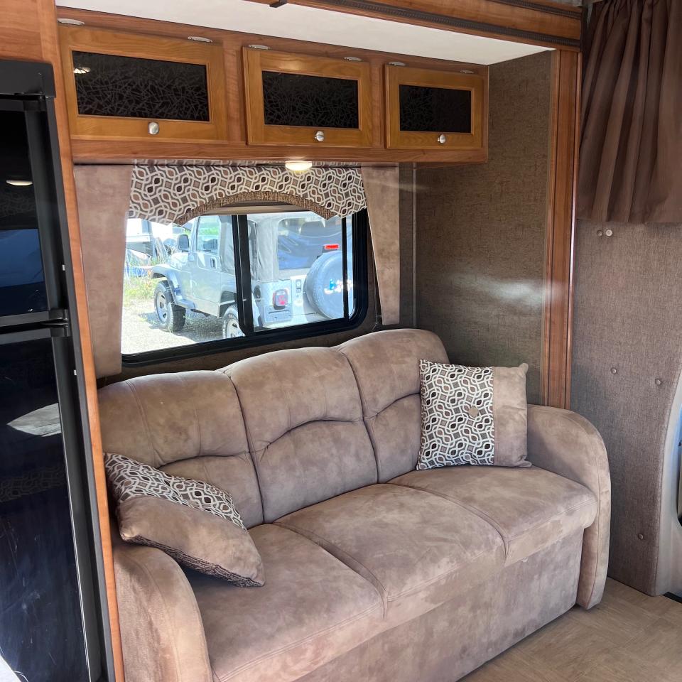 Coachmen Leprechaun  2017