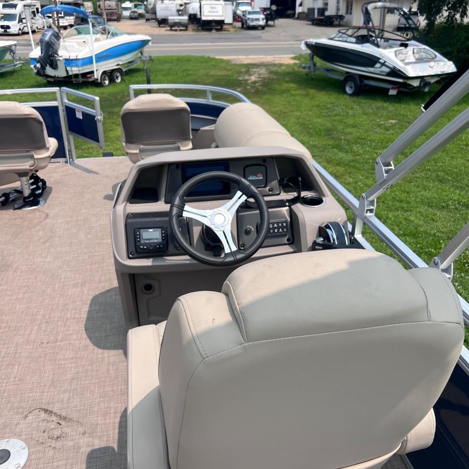 Sun Tracker Fishing Barge 20 DLX  2024