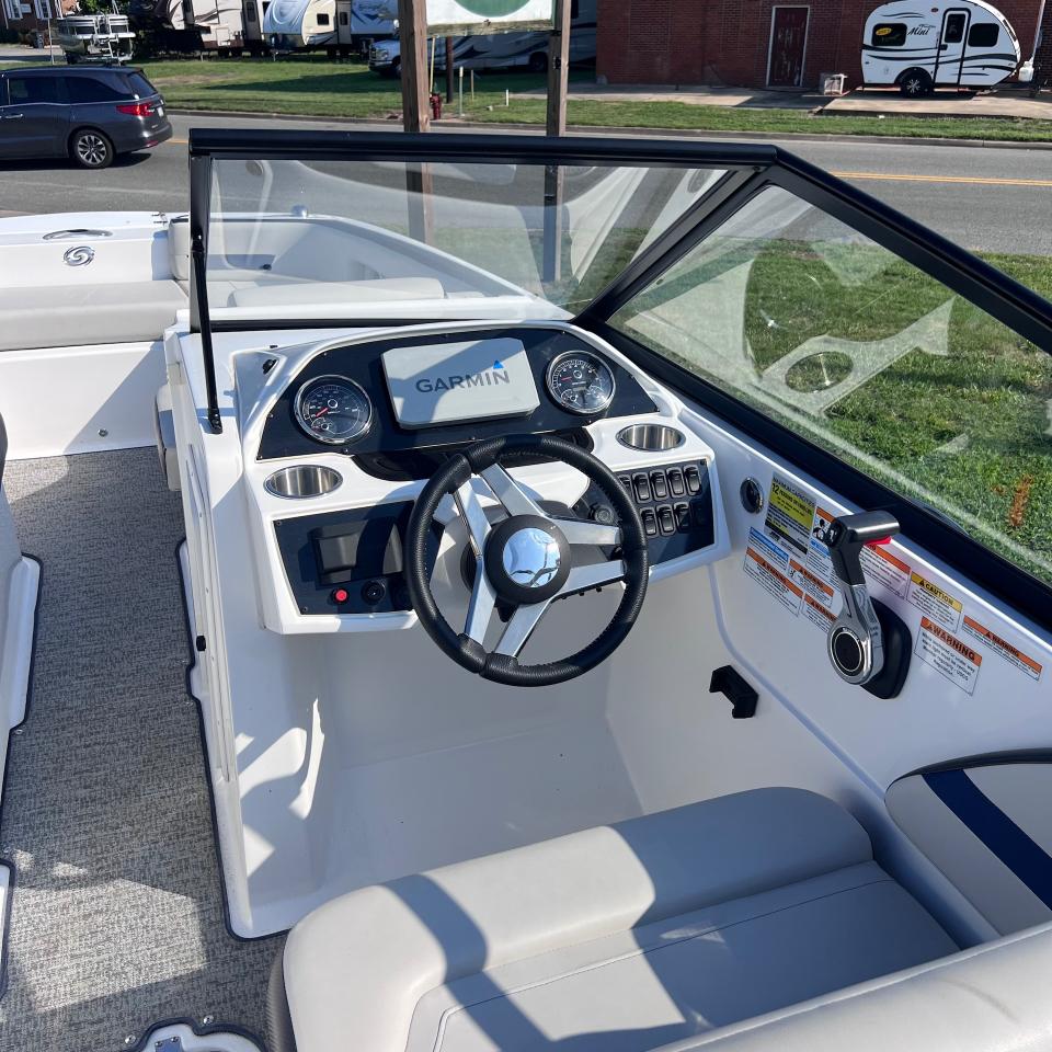 Hurricane SunDeck 235  2021
