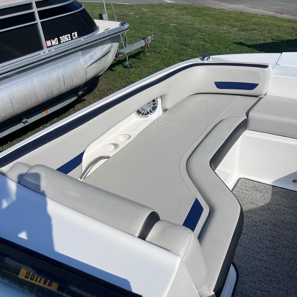 Hurricane SunDeck 235  2021