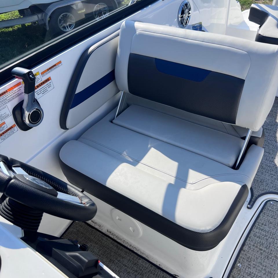 Hurricane SunDeck 235  2021