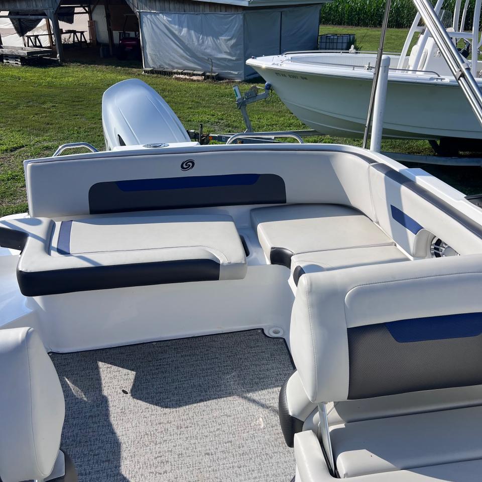 Hurricane SunDeck 235  2021