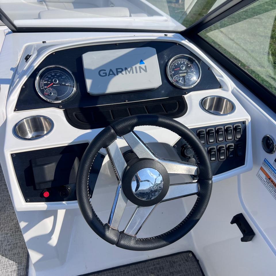 Hurricane SunDeck 235  2021
