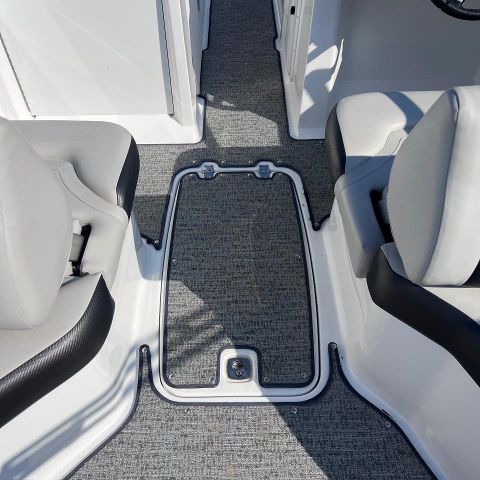 Hurricane SunDeck 235  2021