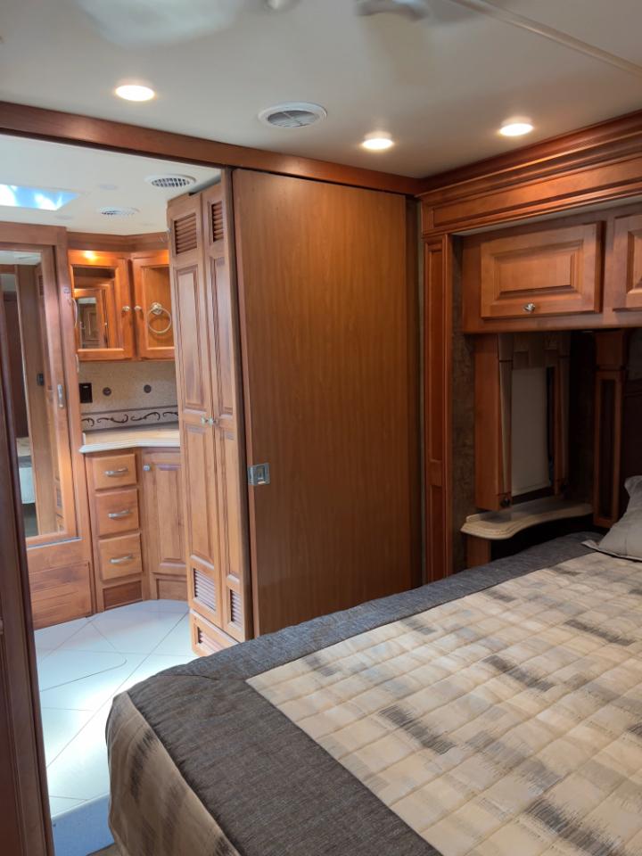 Tiffin Motorhomes Phaeton  2011