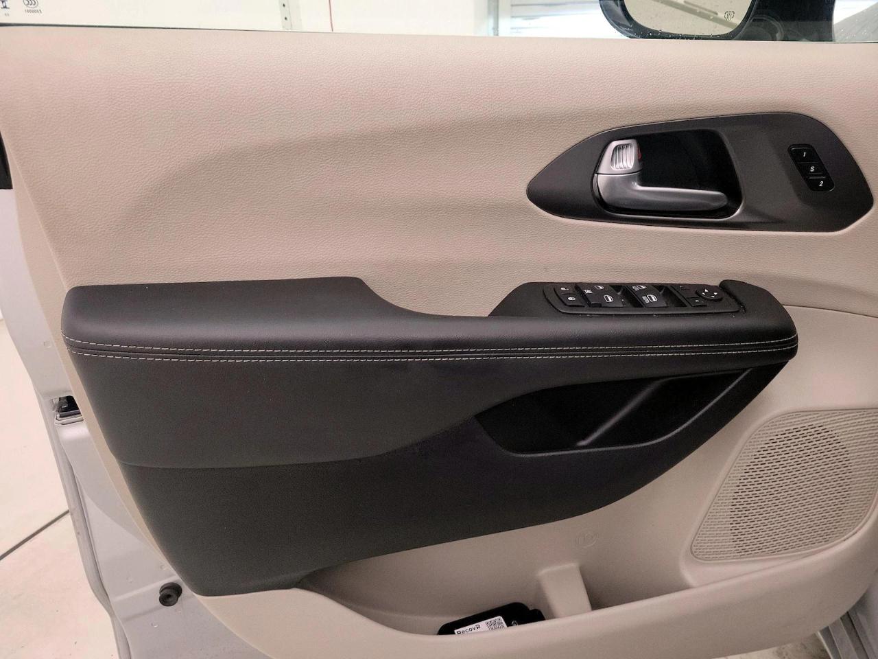 Chrysler Pacifica Touring L FWD 2024