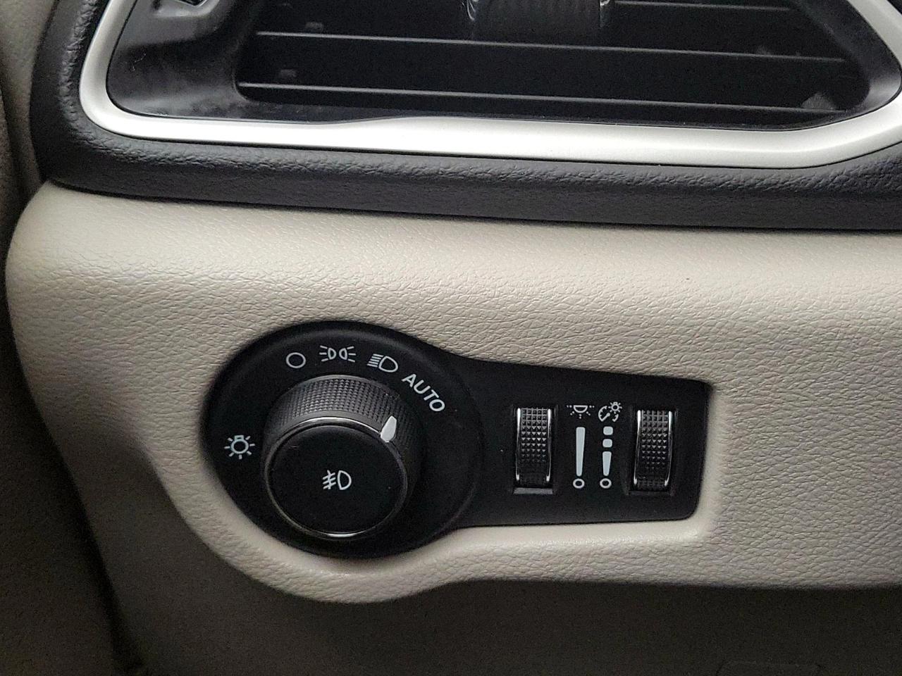 Chrysler Pacifica Touring L FWD 2024