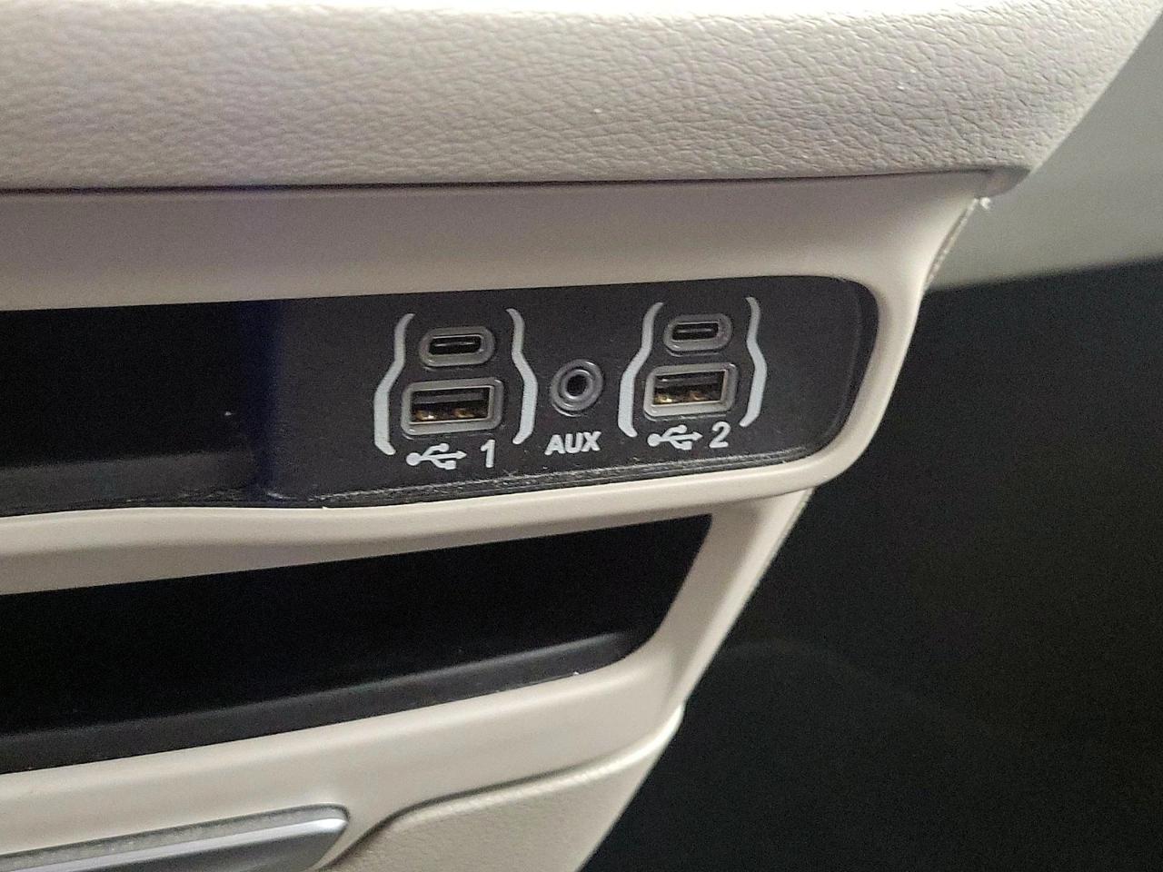 Chrysler Pacifica Touring L FWD 2024