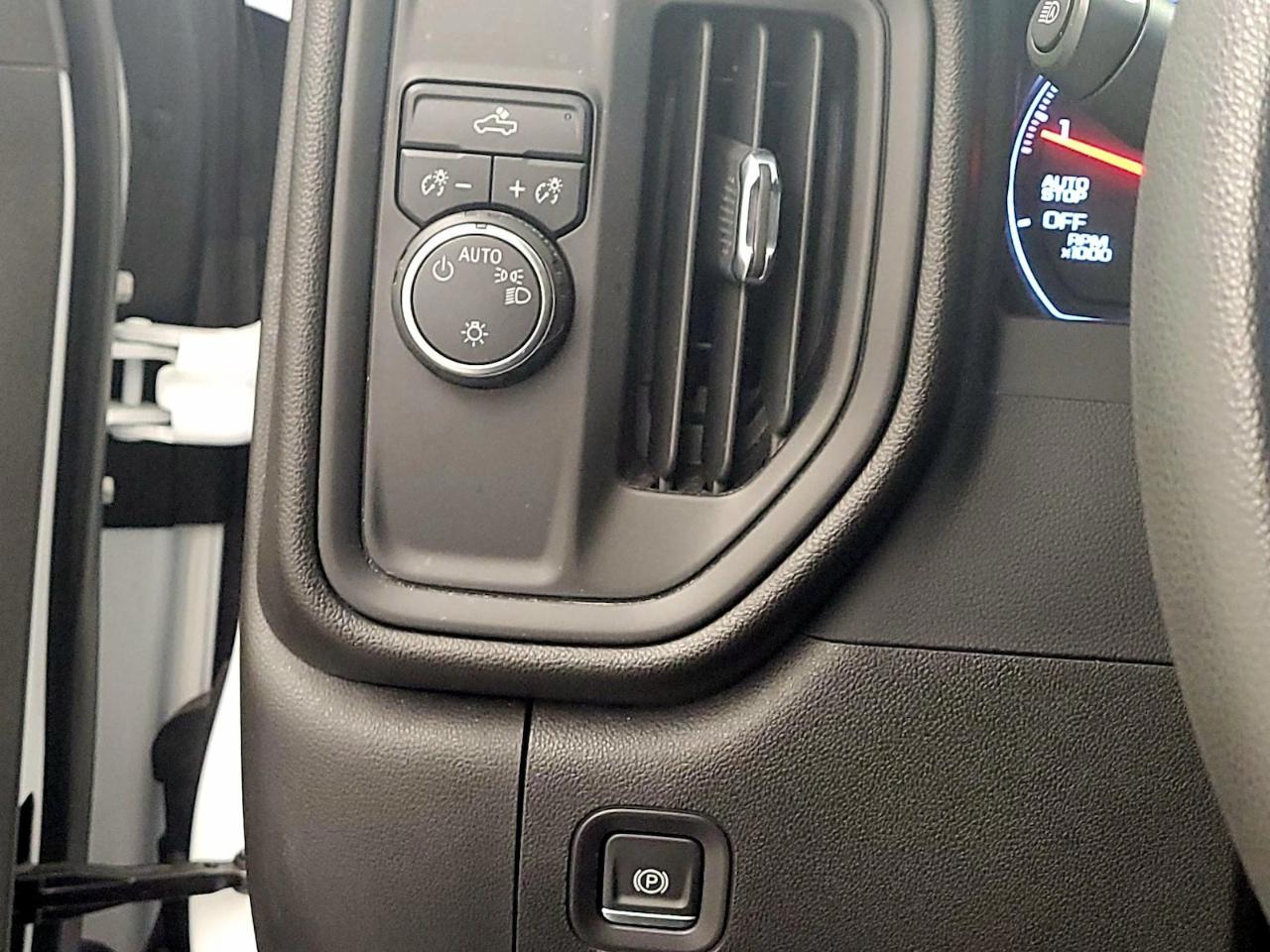 Chevrolet Silverado 1500 4WD Crew Cab 157" Custom 2023
