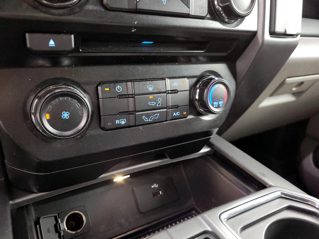 Ford F-150 2WD SuperCrew 157" Lariat 2016