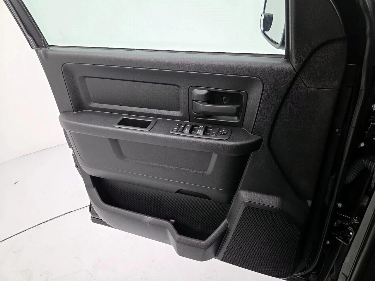 RAM 1500 Classic SLT 4x4 Crew Cab 5'7" Box 2023