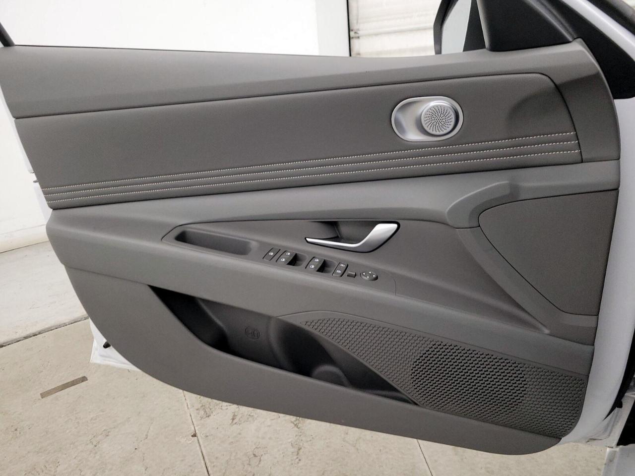Hyundai Elantra SEL Convenience IVT 2025