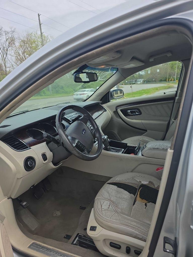 Ford Taurus Limited FWD 2010