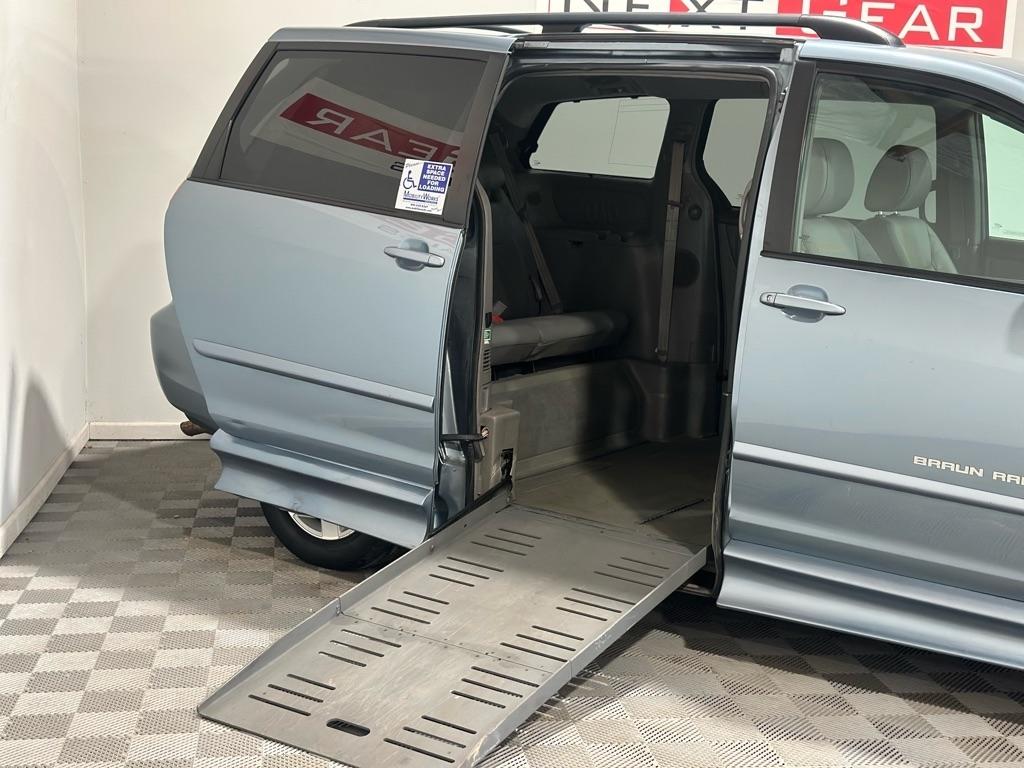 Toyota Sienna XLE FWD 2010