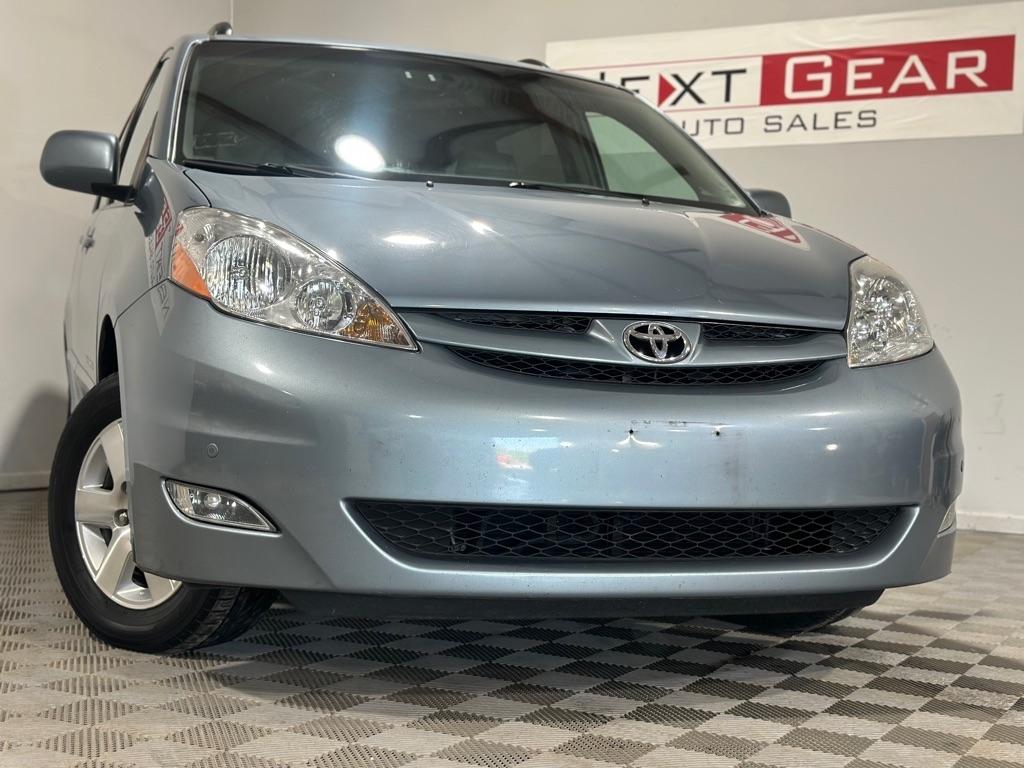 Toyota Sienna XLE FWD 2010