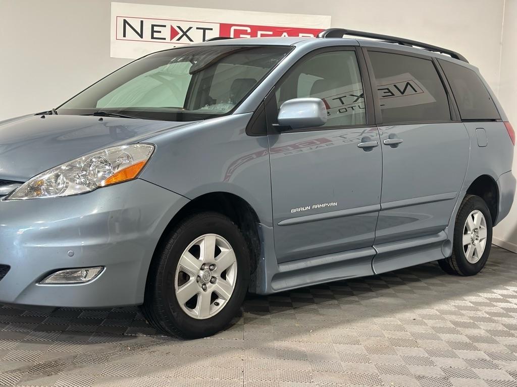 Toyota Sienna XLE FWD 2010