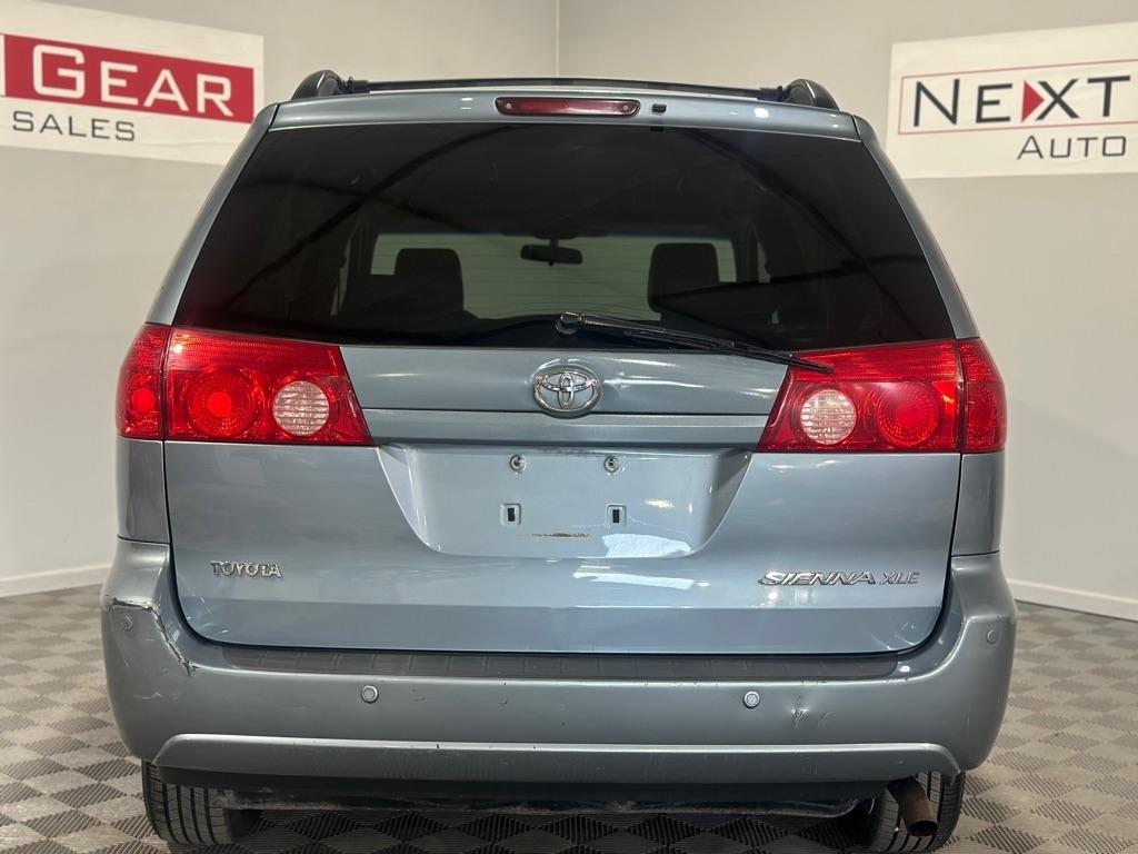 Toyota Sienna XLE FWD 2010