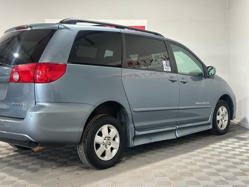Toyota Sienna XLE FWD 2010