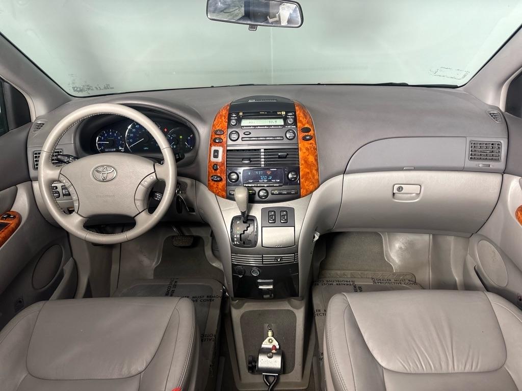 Toyota Sienna XLE FWD 2010