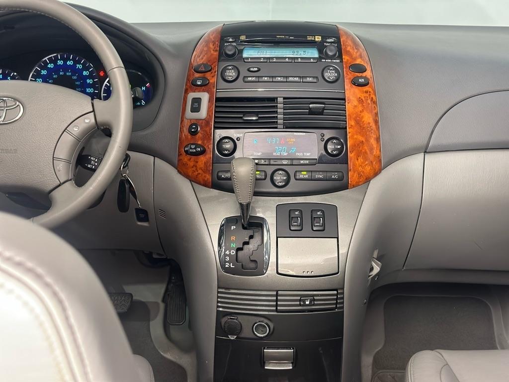 Toyota Sienna XLE FWD 2010