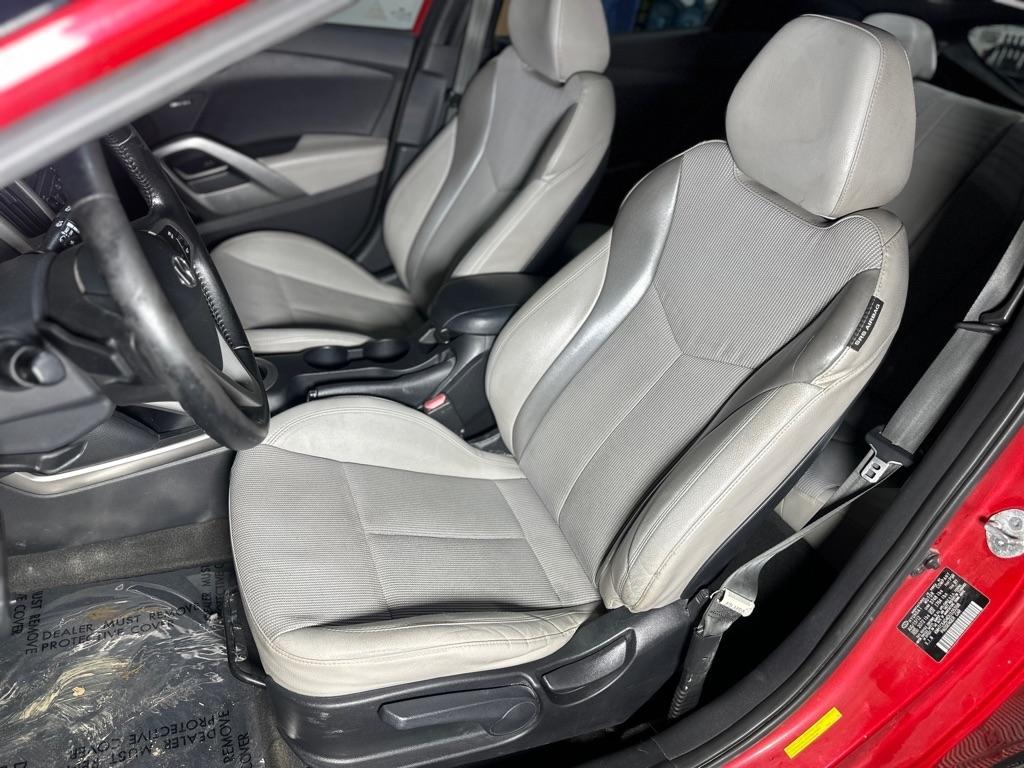 Hyundai Veloster Base 2013