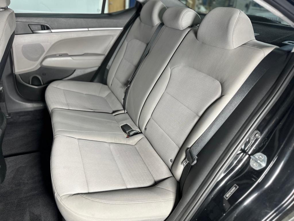 Hyundai Elantra SE 6AT 2018