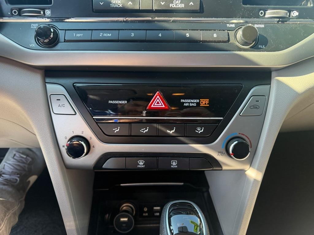 Hyundai Elantra SE 6AT 2017