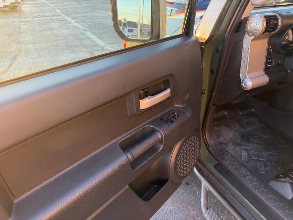 Toyota FJ Cruiser 2WD 2013