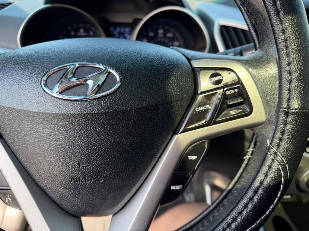 Hyundai Veloster Base 2013