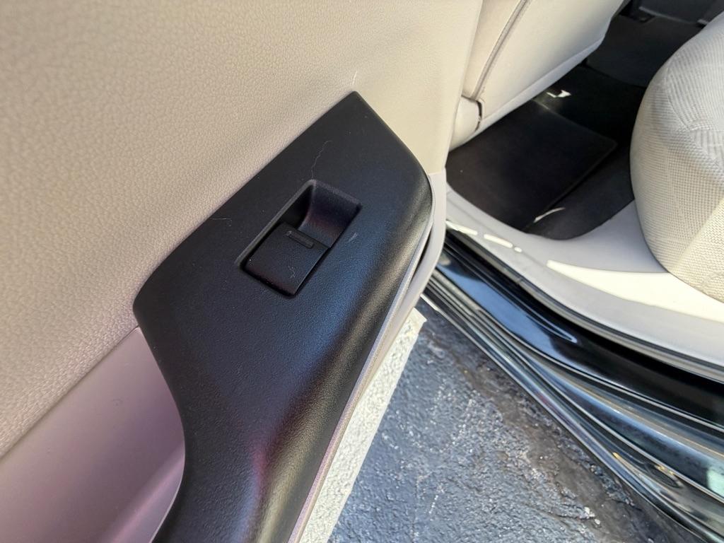 Honda Civic LX Sedan 5-Speed AT 2012