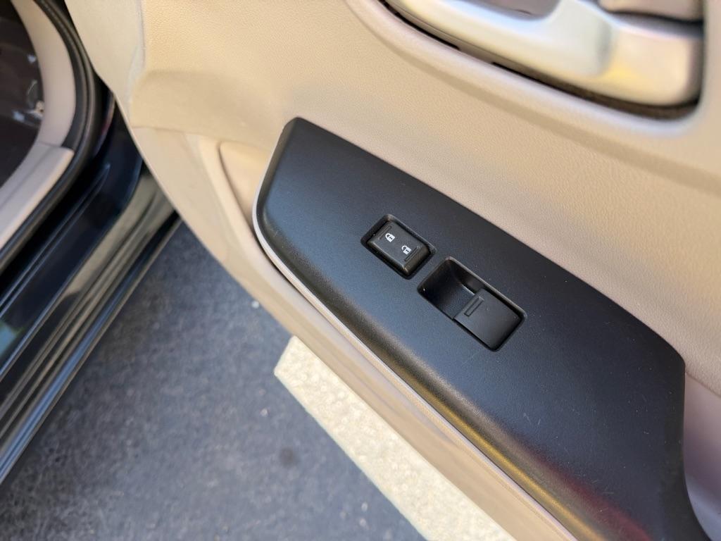Honda Civic LX Sedan 5-Speed AT 2012