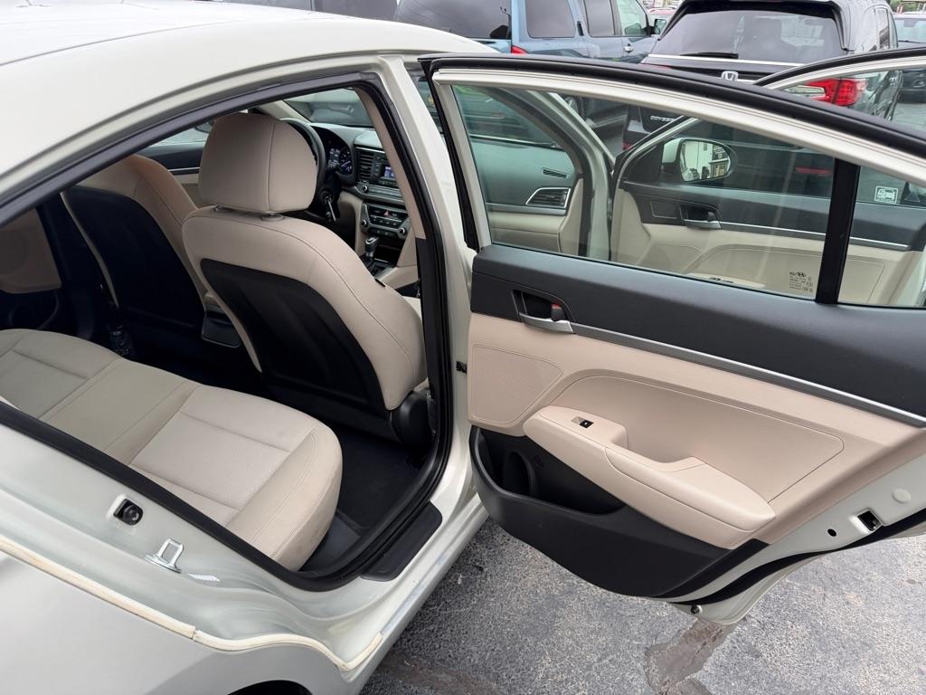 Hyundai Elantra SE 6AT 2017