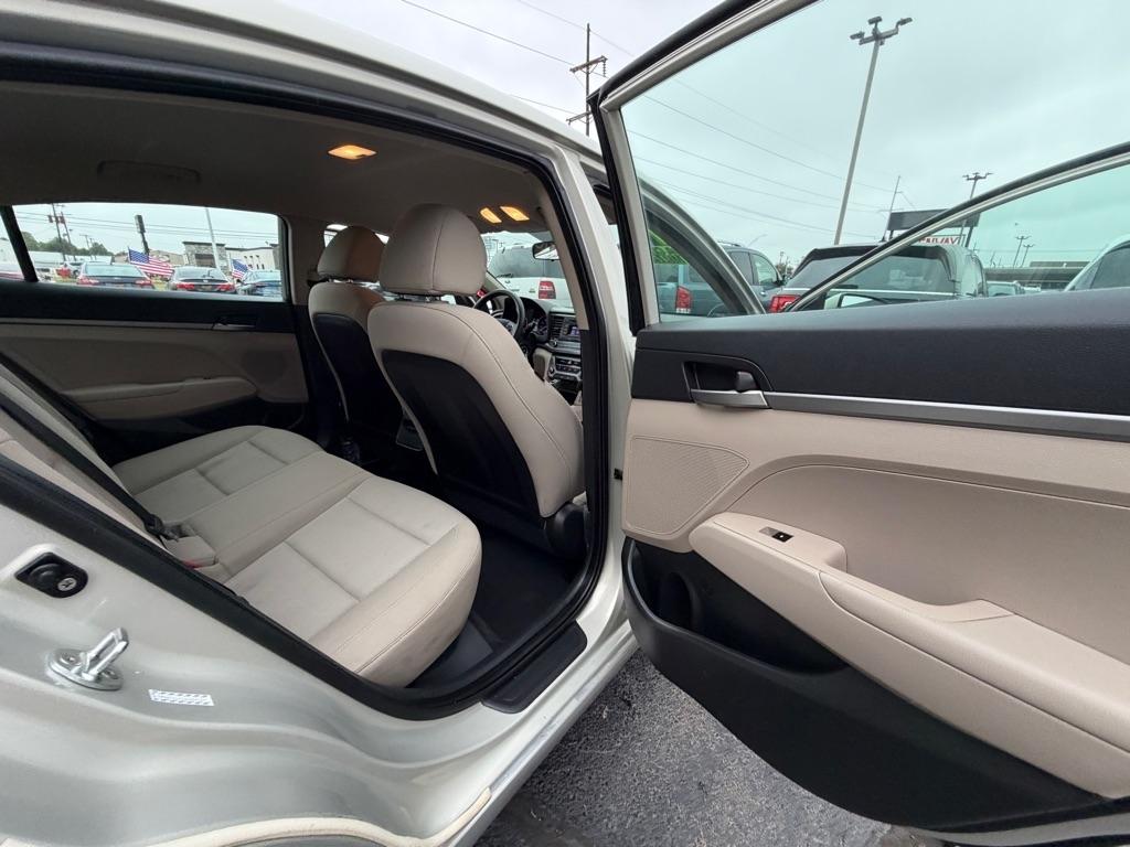 Hyundai Elantra SE 6AT 2017