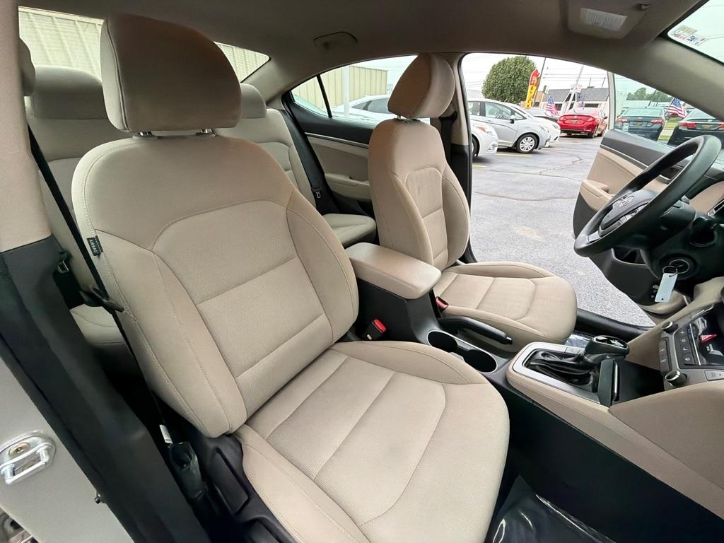 Hyundai Elantra SE 6AT 2017