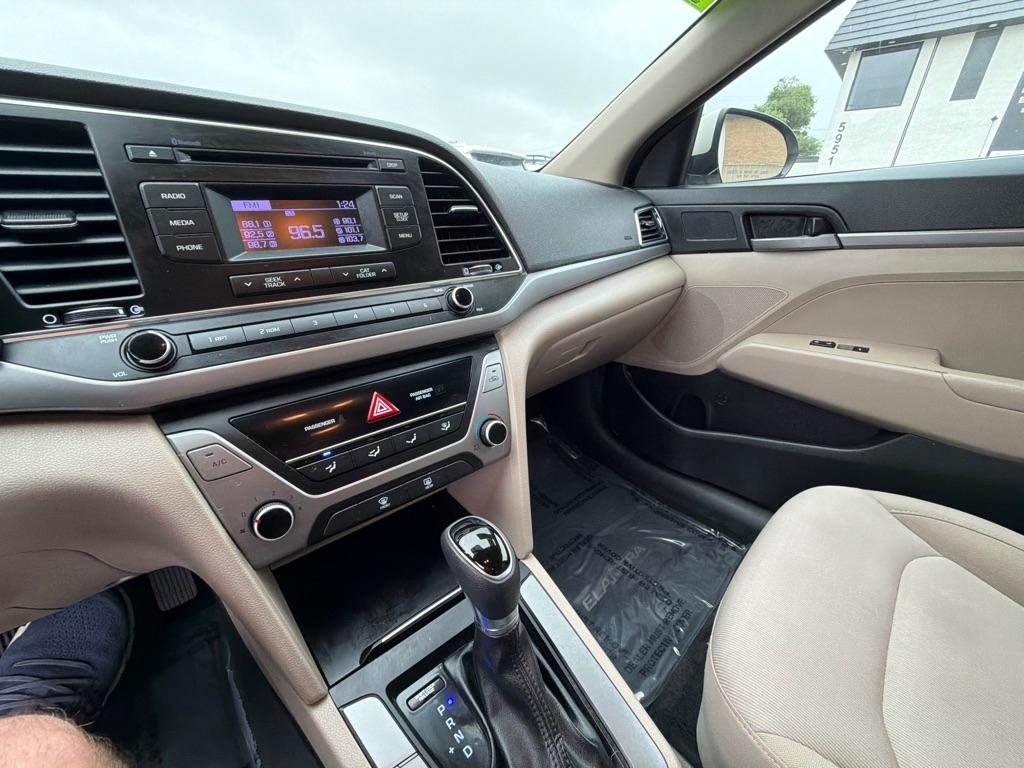 Hyundai Elantra SE 6AT 2017