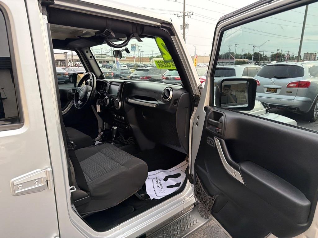Jeep Wrangler Unlimited Sahara 4WD 2012