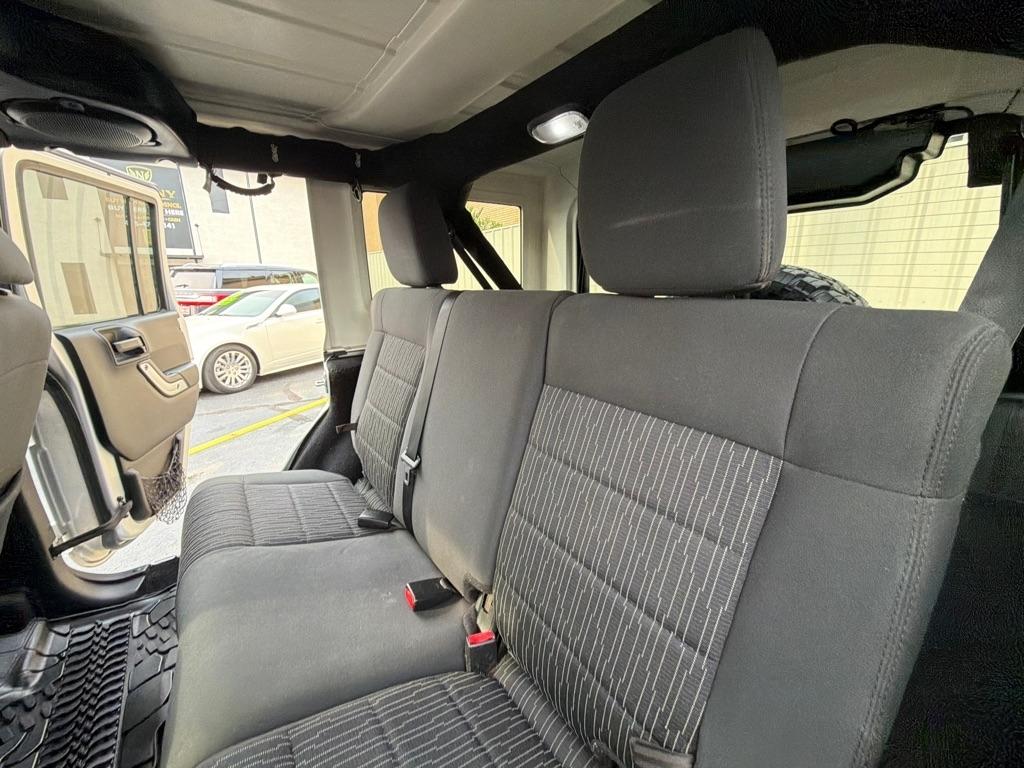 Jeep Wrangler Unlimited Sahara 4WD 2012