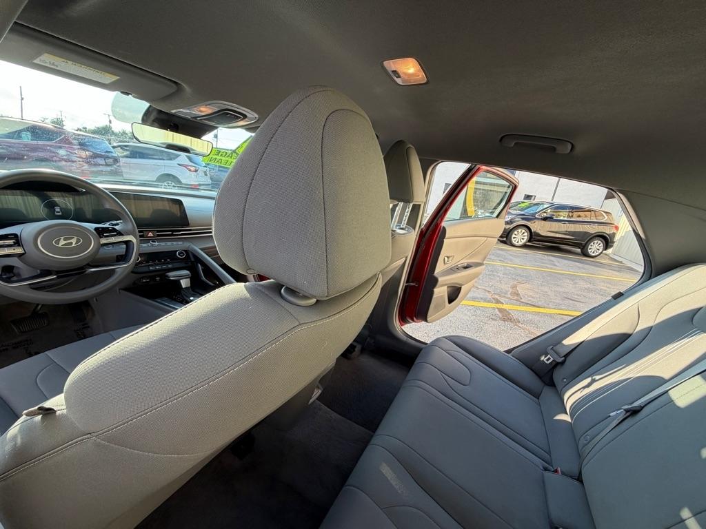 Hyundai Elantra  2024