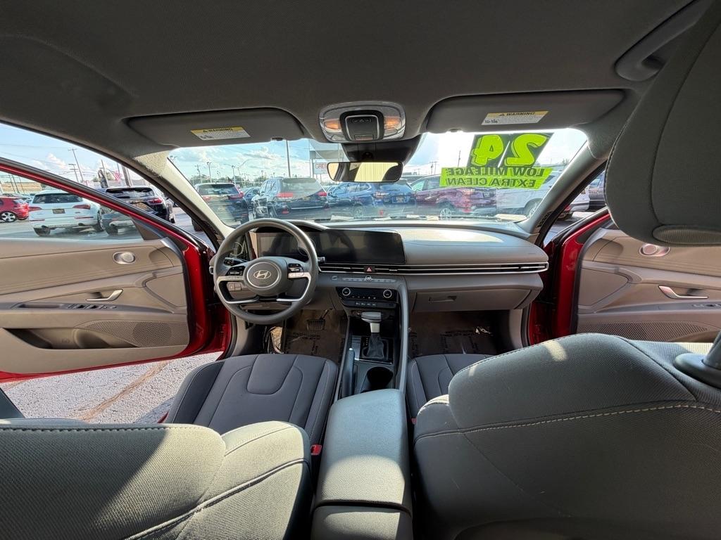 Hyundai Elantra  2024