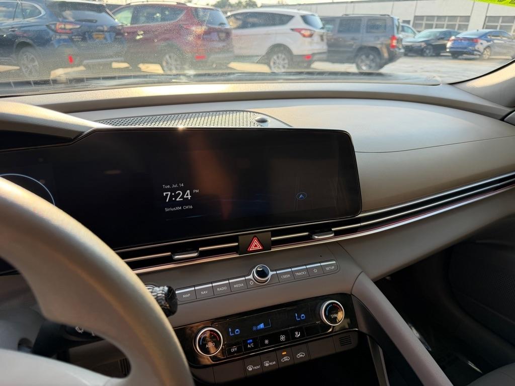 Hyundai Elantra  2024