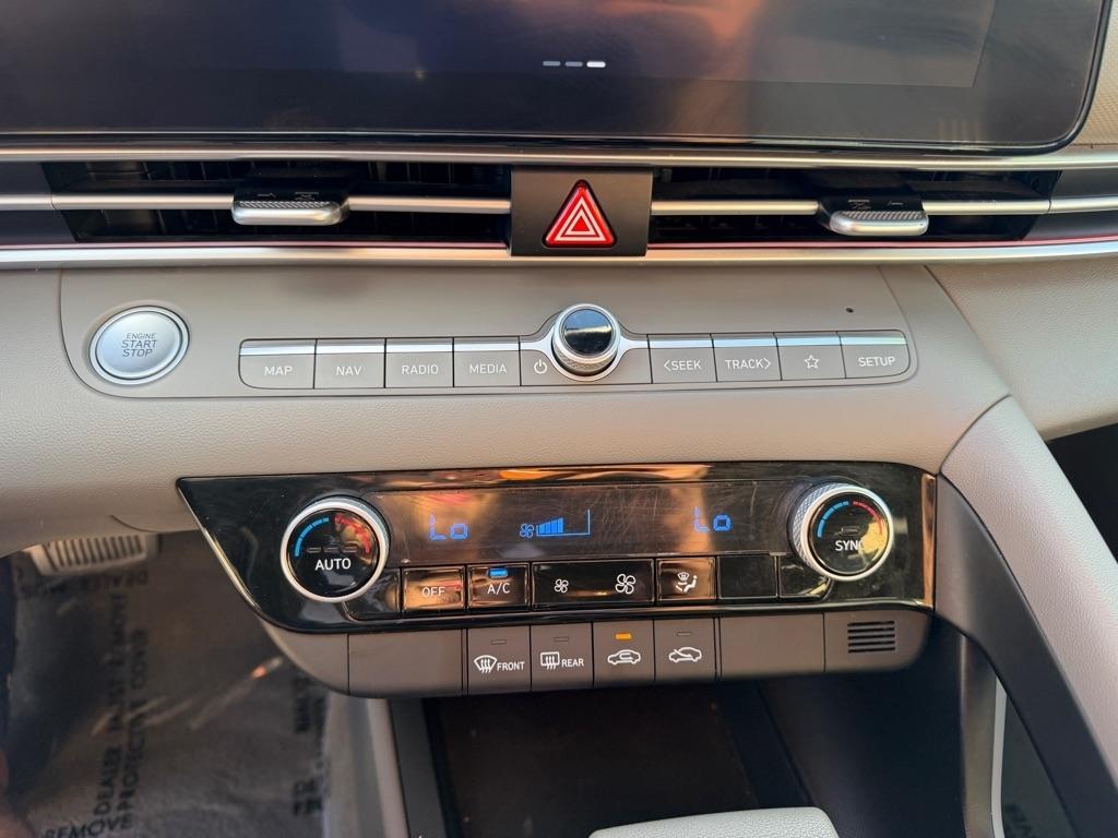 Hyundai Elantra  2024