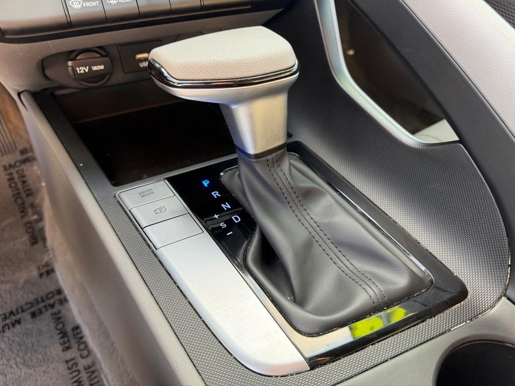 Hyundai Elantra  2024