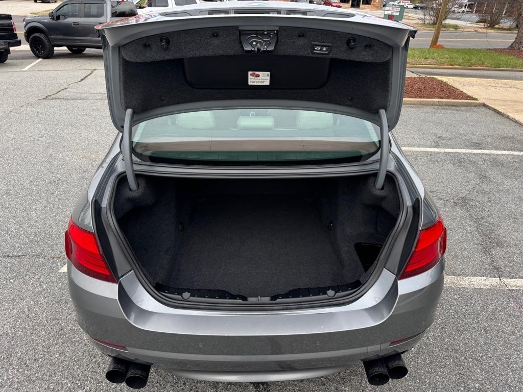 BMW 5-Series 550i 2011