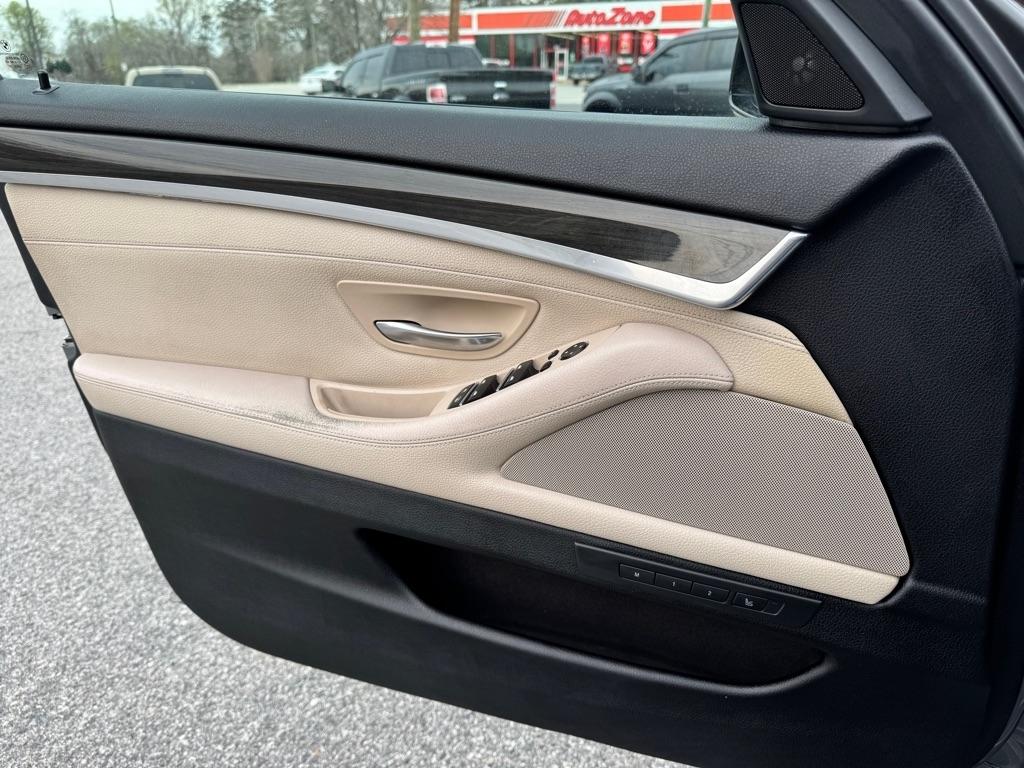 BMW 5-Series 550i 2011