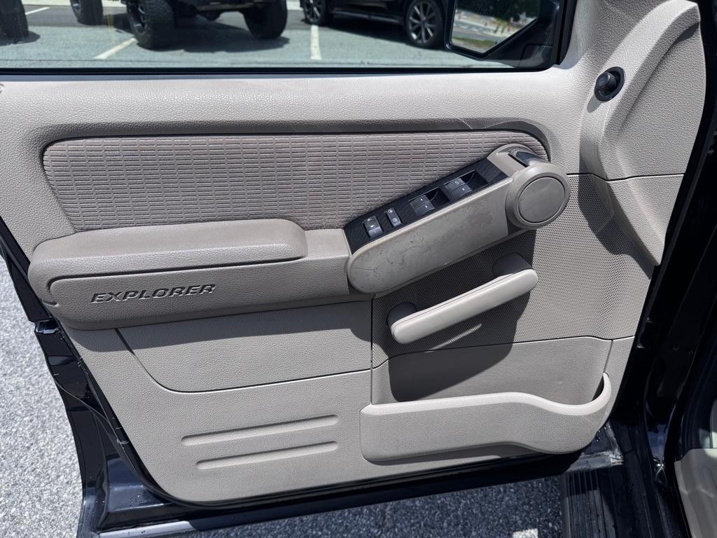 Ford Explorer XLT 4.0L 2WD 2006