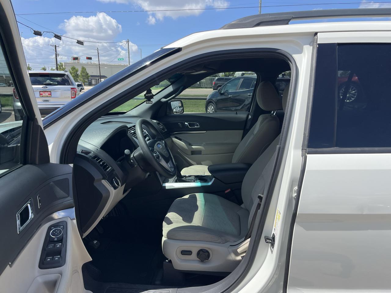 Ford Explorer Base FWD 2012