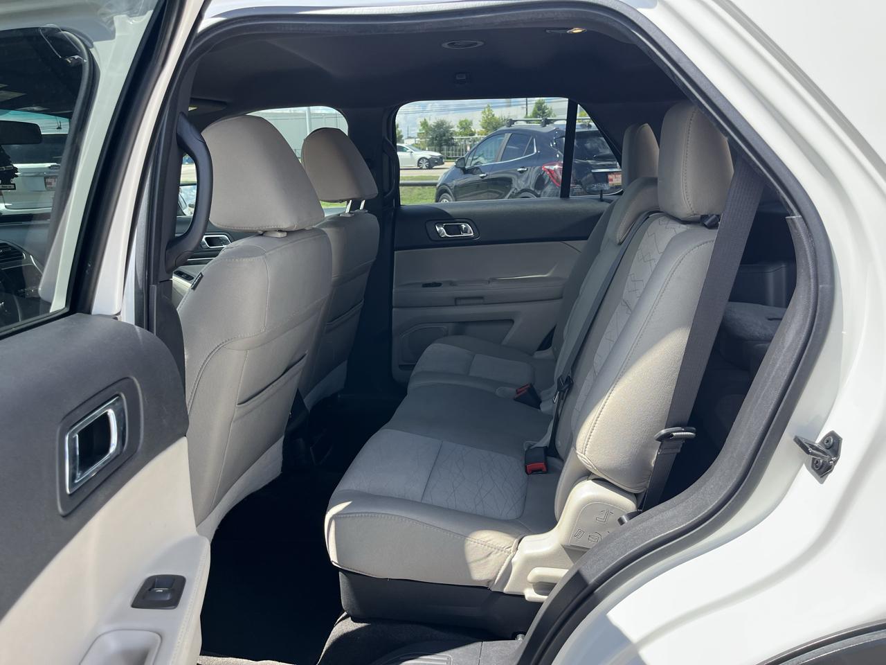 Ford Explorer Base FWD 2012