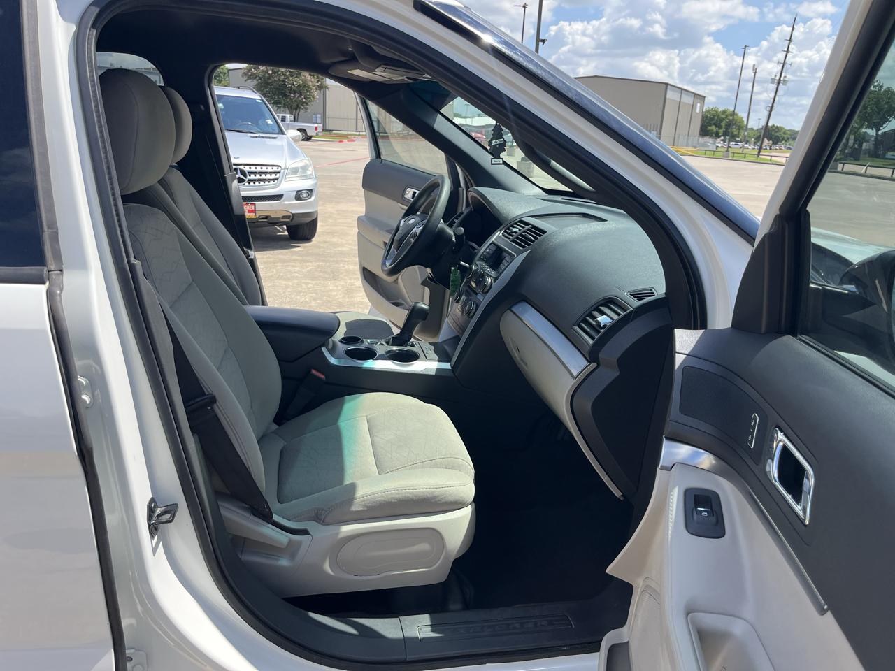Ford Explorer Base FWD 2012